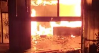 Гори во зградата на „Технометал“ пожарникарите се борат со огнот