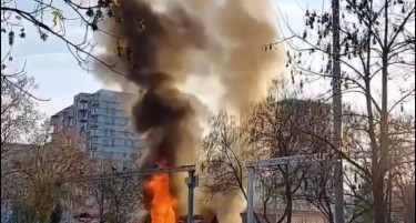 (ВИДЕО) Црн чад во Скопје - целосно изгоре камион