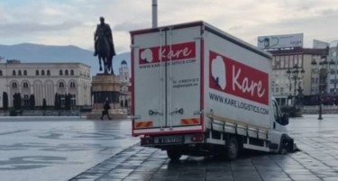 Камион повторно пропадна во фонтаната на плоштадот во Скопје