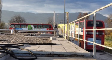 (ФОТО) ЈСП ги паркира автобусите каде што ќе стигне за да не им ги блокираат приватниците