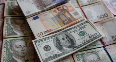 Доларот на 16-неделен минимум во однос на конкурентите, еврото стабилно
