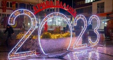 БЛЕСНА КРИВА ПАЛАНКА ВО ИЛЈАДА БОИ: Градот постави Новогодишна елка, Божикен маркет и други украси