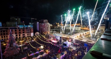 (ВИДЕО) Скопјани со новогодишен дочек и на градскиот плоштад