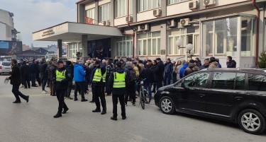 Тетовци на протест пред судот за поддршка на доктор Вучевски
