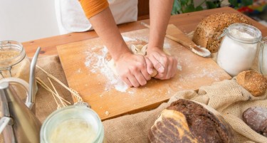 Поради брзиот начин на живот дали домаќинките имаат време да месат леб?