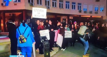 Вулгарен транспарент против Црквата на маршот за родова еднаквост во Скопје