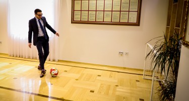 Сорос играше фудбал во кабинетот на Груби