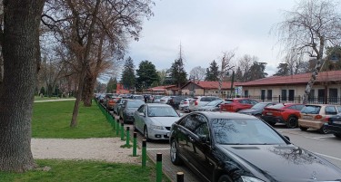 ФОТО: ХАОС ЗА ПАРКИНГ ВО ГРАДСКИОТ ПАРК - скопјани се рекреираат, ама сите дојдоа со своите автомобили