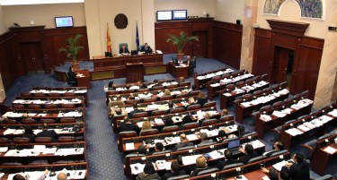 ПОЧНА СЕДНИЦАТА НА КОМИСИЈАТА ЗА УСТАВНИ ПРАШАЊА - пратениците од власта гласаа „за“, а од ВМРО-ДПМНЕ против