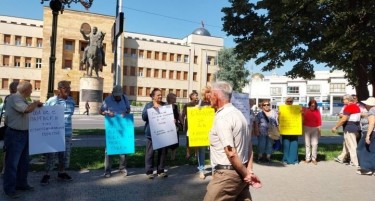 ФАКТОР НА ДЕНОТ: Пензионерите излегоа на протест, бараат повисоки пензии за достоинствен живот