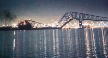 СЕ ТРАГА ПО 20 РАБОТНИЦИ КОИ ПАДНАА ВО РЕКАТА - товарниот брод удрил во потпорниот столб на мостот (ВИДЕО)