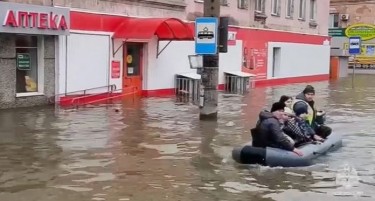ПОПЛАВИ ВО РУСИЈА: Над 10.000 куќи под вода, илјадници луѓе се раселени