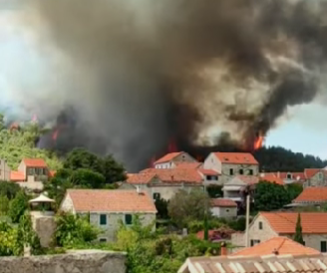 ГОЛЕМ ПОЖАР ВО ХВАР! Маж загина, пожарникарите се борат со огнените јазици (Видео)