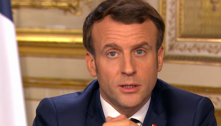 ВИДЕО: КАДЕ И ДА СЕ ПОЈАВИ, МАКРОН ДОБИВА ШЛАКАНИЦИ:Францускиот претседател се повеќе е на мета на незадоволните граѓани
