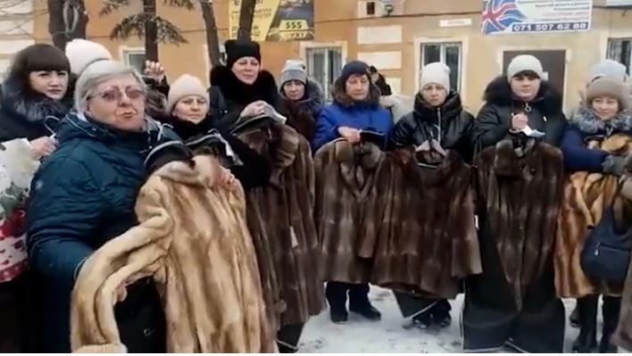 (ВИДЕО) ДОНАЦИЈА ОД МОСКВА: Жените на загинатите руски војници добија бунди