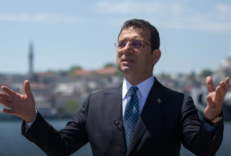 (ВИДЕО) Истанбулскиот градоначалник на босански му порача на Ердоган дека нема да добие уште еден мандат