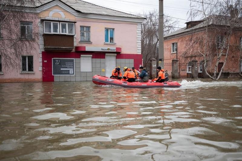 (ВИДЕО) КАТАСТРОФАЛНИ ПОПЛАВИ ВО РУСИЈА: Поплавени се 18.000 куќи