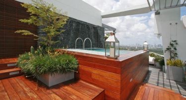 ФОТО: Куќа со базен поставен на работ од ридовите во Мајами