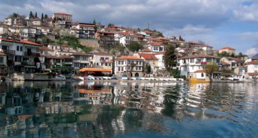 Газдите сами ги отстрануваат платформите и летните тераси во Охрид