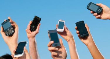 ЗА ДА СЕ СПАСАТ ДЕЦАТА: Франција од септември ги забранува мобилните телефони во училиштата