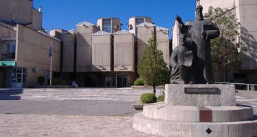 Професорите се заканија со штрајк, Владата под итно најде чаре за платите!