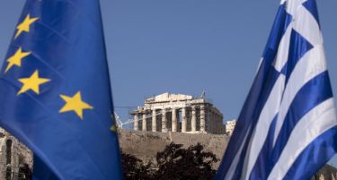 Грчките парламентарци почнаа да работат и во недела, се гласа новиот буџет