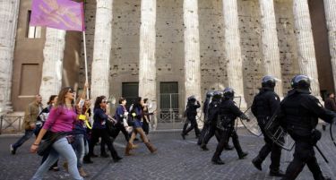 Протести во Италија: Државните училишта не се на продажба!