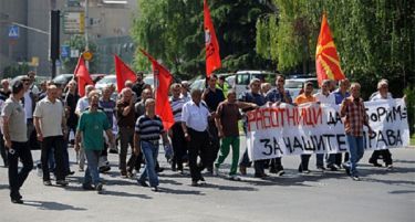 Гужва пред Влада, штрајкуваат Охис и железничарите