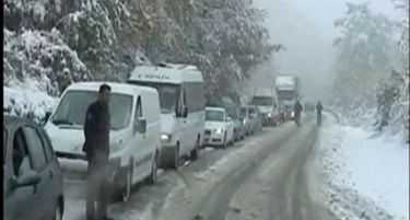 Поради снег, забрана за камиони на Стража и Маврово