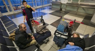 Фото: Побегнале од бедата во Солун – живеат на аеродромот во Минхен