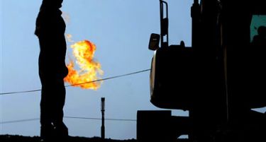 ДВЕ СЦЕНАРИЈА: Цената на нафтата ќе падне до 20 долари?