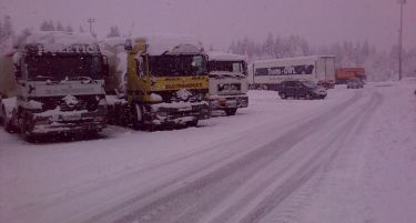 ОБНОВЕНО:Поради снегот е забрането движење камиони на повеќе делници