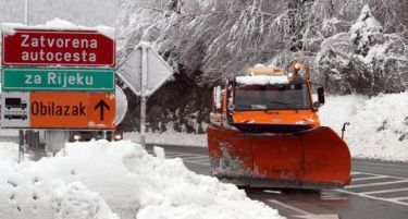 Снегот го затвори аеродромот во Загреб, отежнат автобускиот и железнички сообраќај