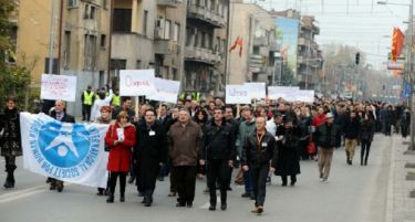 Лекарите на штрајк пред Влада; Контрапротести пред Министерство!