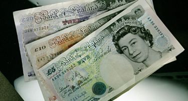 Британската фунта ја демне закана за опстанок