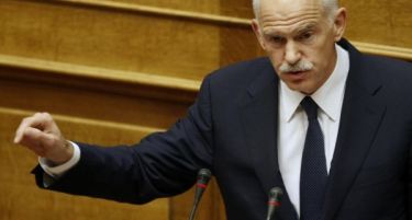 Нема криза за Папандреу- наплаќа високи хонорари за своите предавања