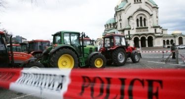 Во Грција штрајк со трактори без да се блокира сообраќајот