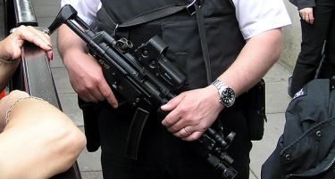 Продолжува лудилото во САД, полицајците додаваат пари за да купат полуавтоматски пушки