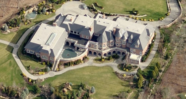 ФОТО: Луксузен дом во САД, си има и затворено кошаркарско игралиште