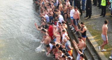 Се празнува Водици, масовна посетеност на Охрид и Скопје