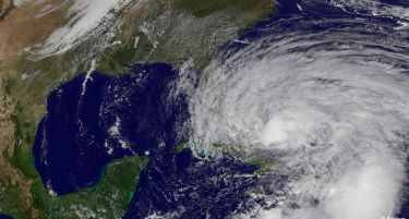 На Њујорк му се заканува голема бура,откажани илјадници летови