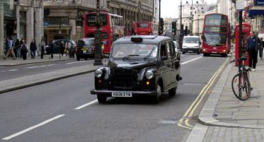 Кинезите го преземаа лондонското такси