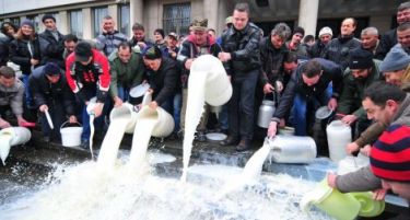 Фото: Побелеа улиците од истуреното млеко на српските сточари
