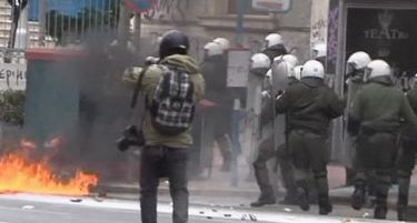 Грчката полиција со солзавец ги растера демонстрантите