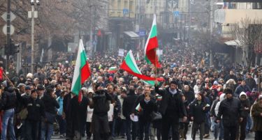 Фото:Бугарија ги палеше високите сметки за струја-илјадници луѓе излегоа на улица