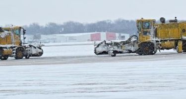 Прво магла, сега снег, откажани над 100 летови во Пекинг