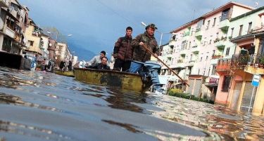 Поплави во Албанија-урнати неколку мостови