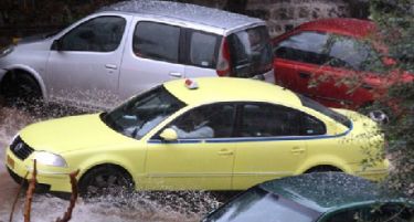 Колапс на сообраќајот во Атина, поројни дождови го поплавија градот