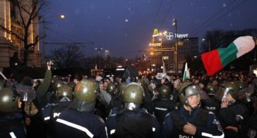 Бугарите на протест, Премиерот во оставка, а Чесите уверуваат дека струјата не била скапа