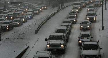 Снег во Германија: Автомобилски колони од 600 километри, стотици откажани летови